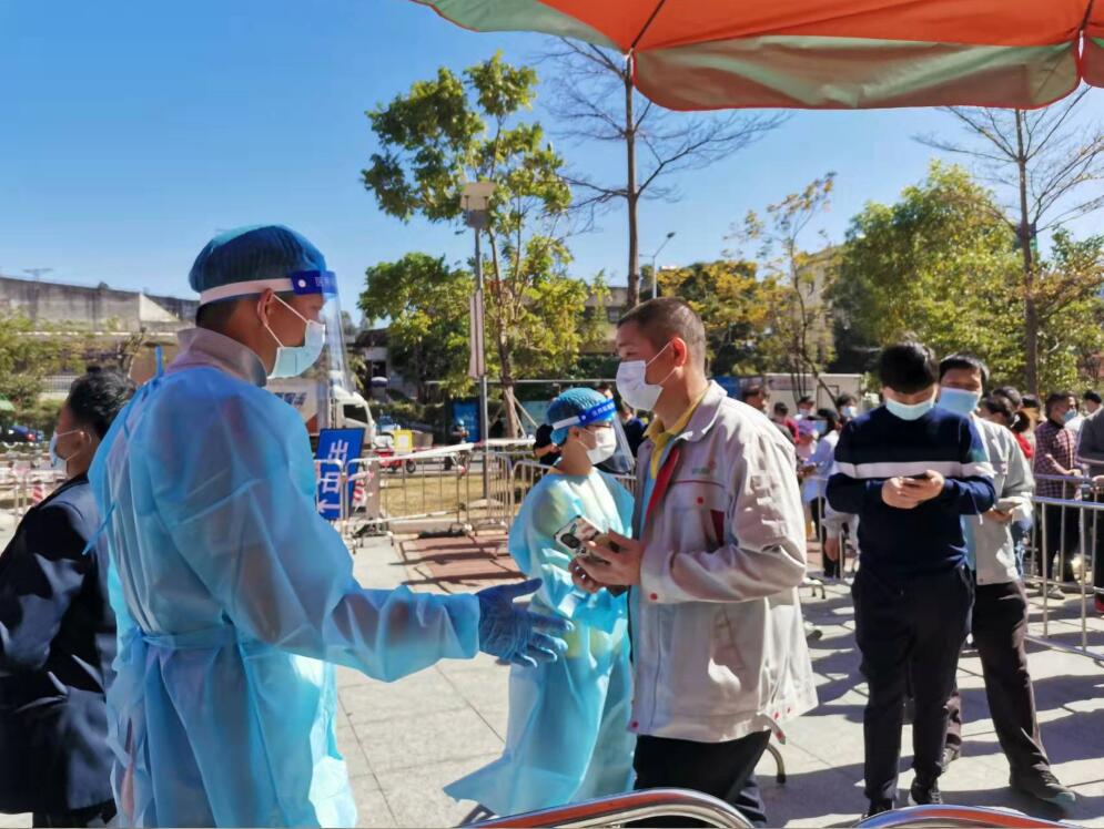 2022年3月9日平湖股份合作公司工作人员按照平湖社区工作站的组织安排开展疫情防控工作