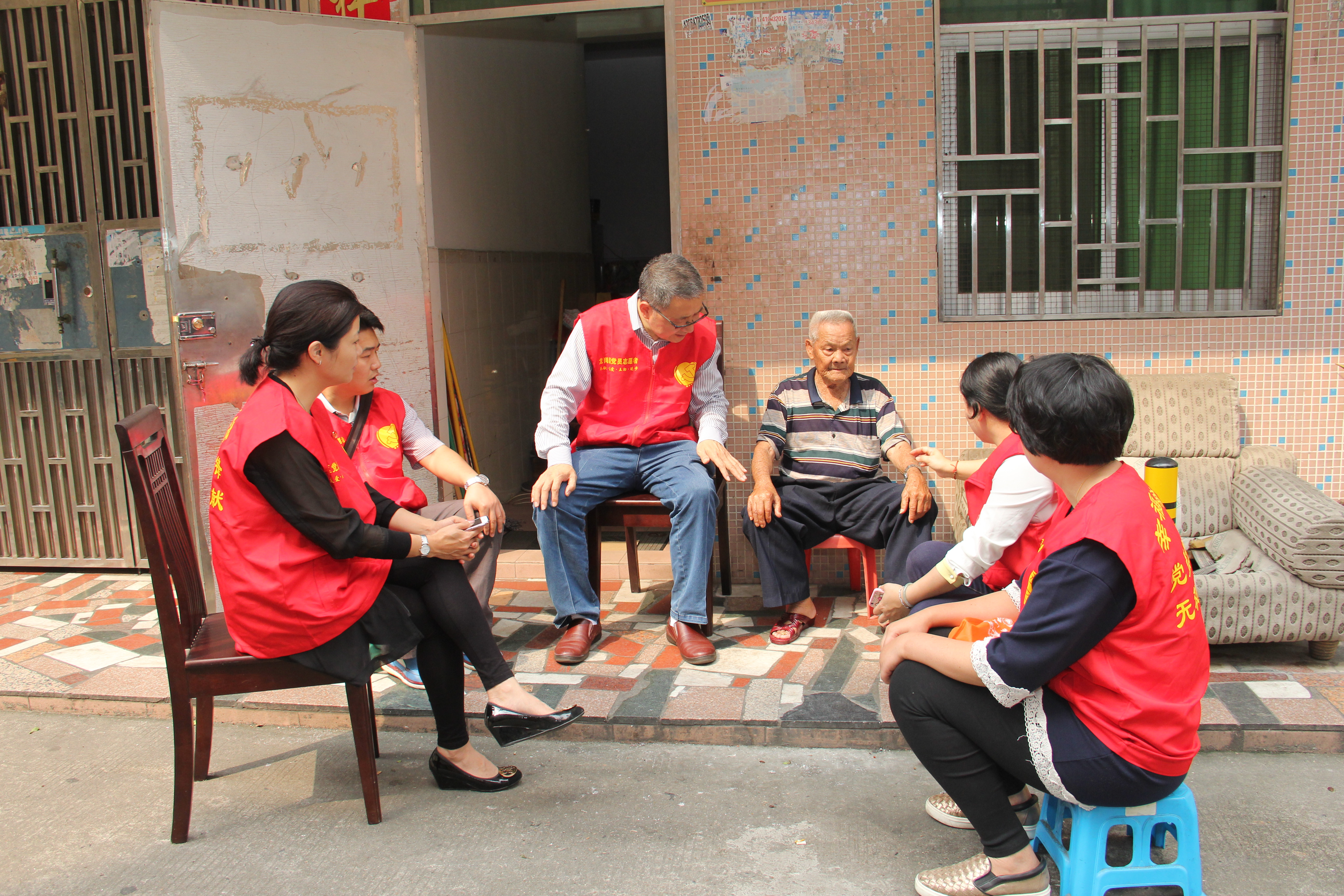2016年4月5日社区党员志愿者走访慰问社区老人.jpg