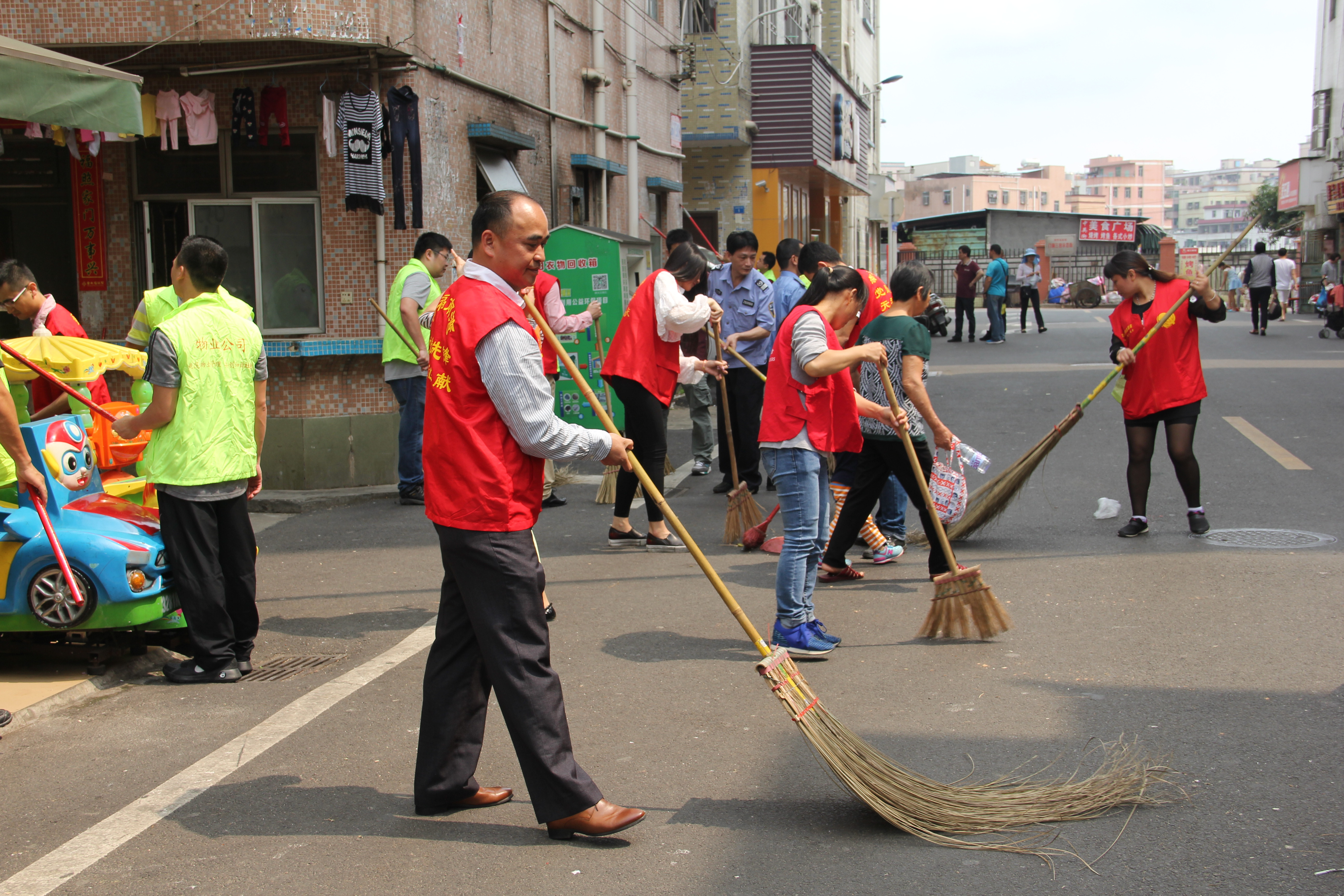 2016年4月7日社区“两委”班子成员带领社区工作人员、党员志愿者参加清洁月活动.jpg
