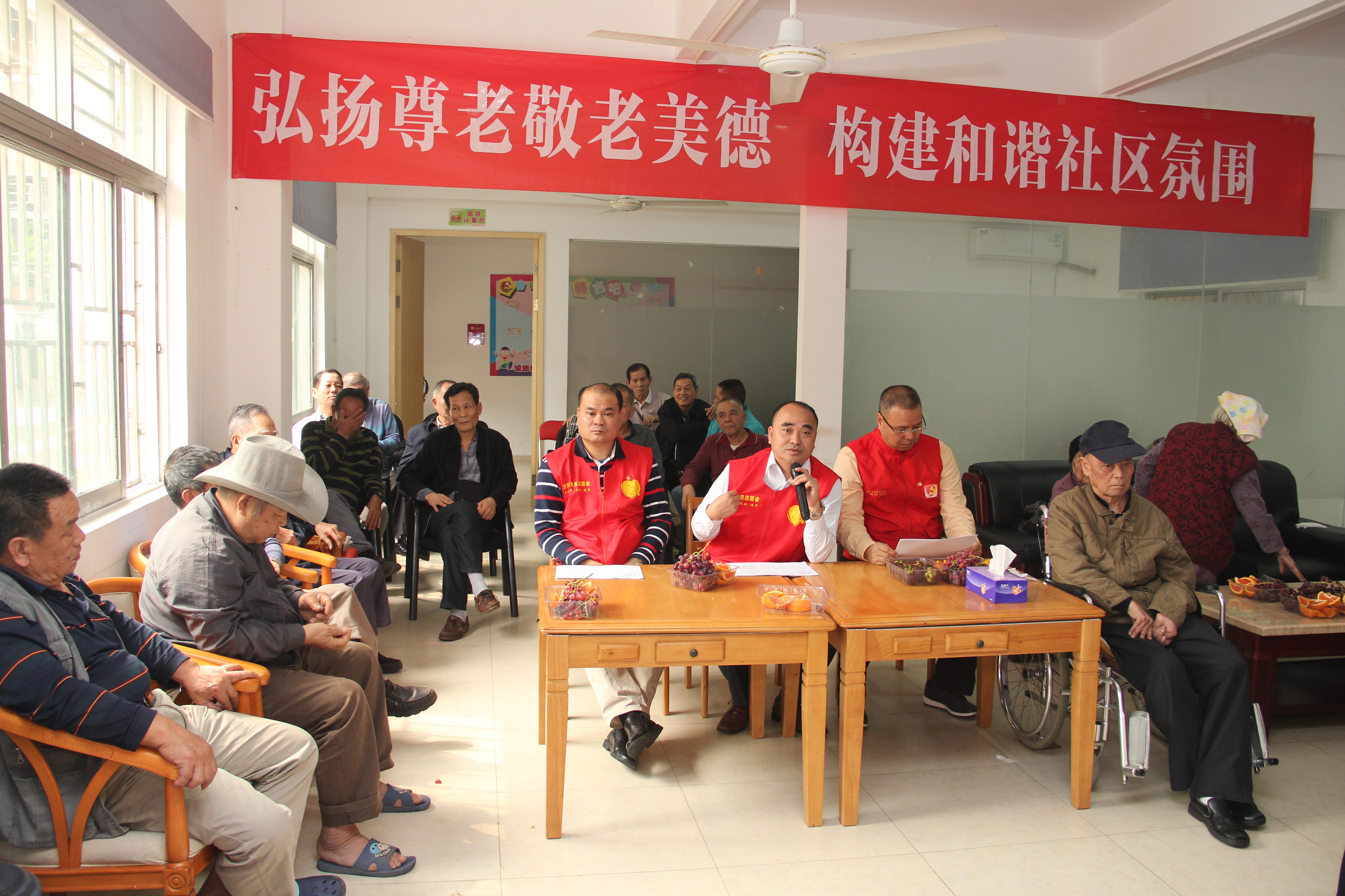 2016年3月31日，社区“两委”班子成员带领党员志愿者在老年活动中心一楼召开社区民生实事座谈会.jpg