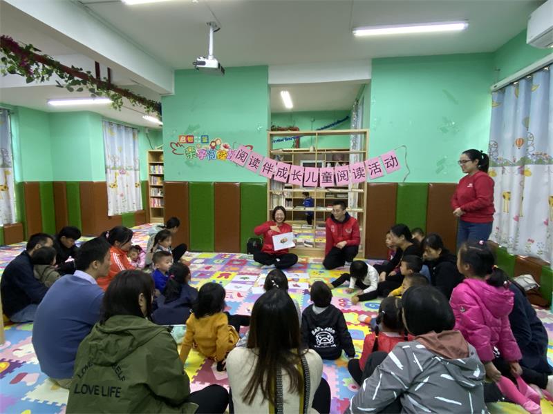 义工在带领儿童阅读英语绘本.jpg