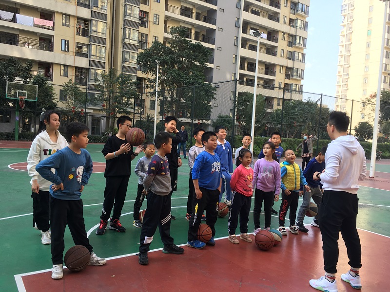 老师与学员互动，了解学员对篮球的兴趣.jpg