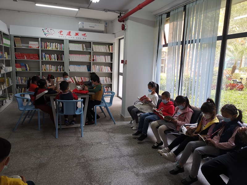 同学们在阅读红色书籍1.jpg