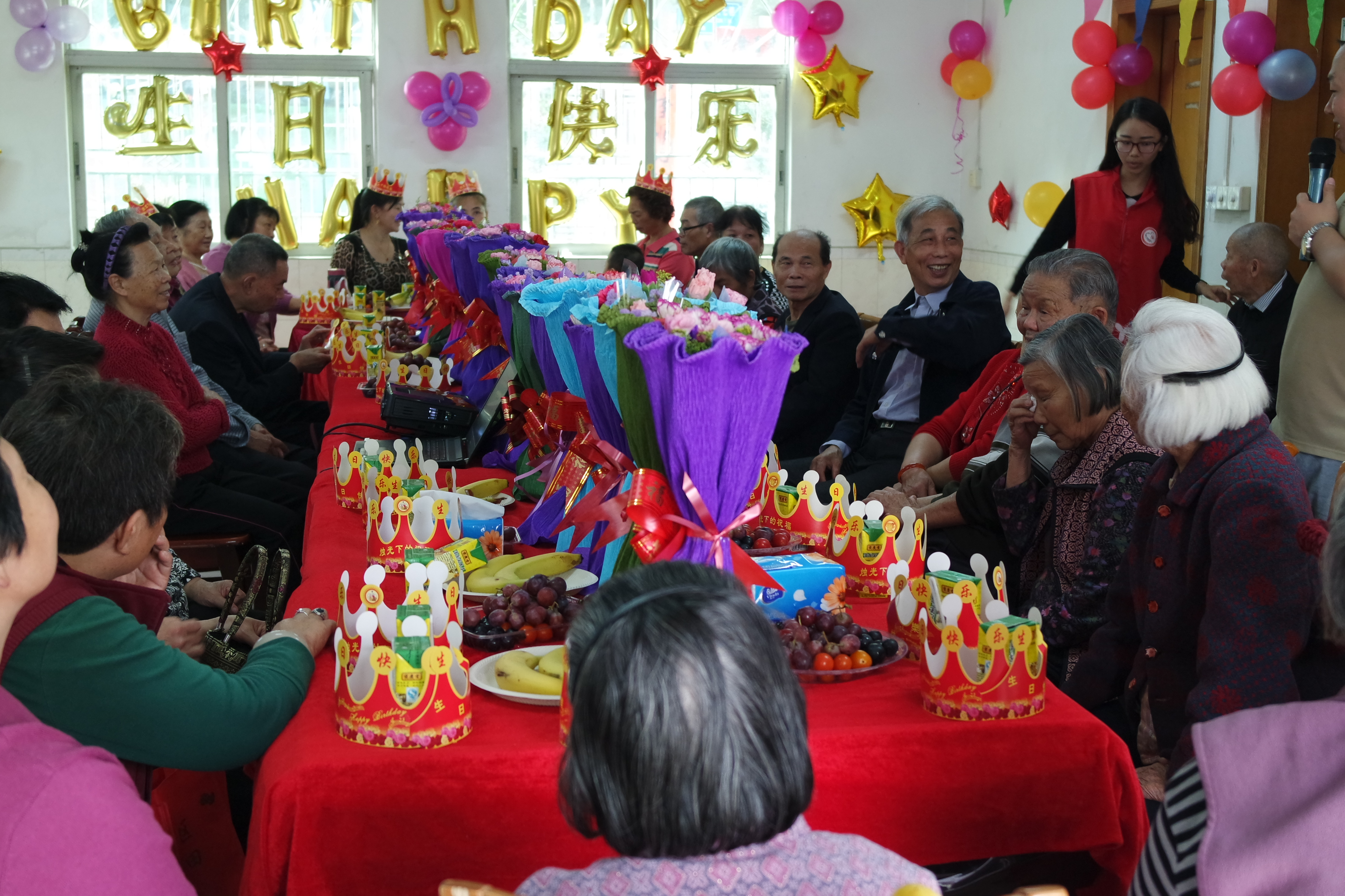  上李朗社区举办老人生日会