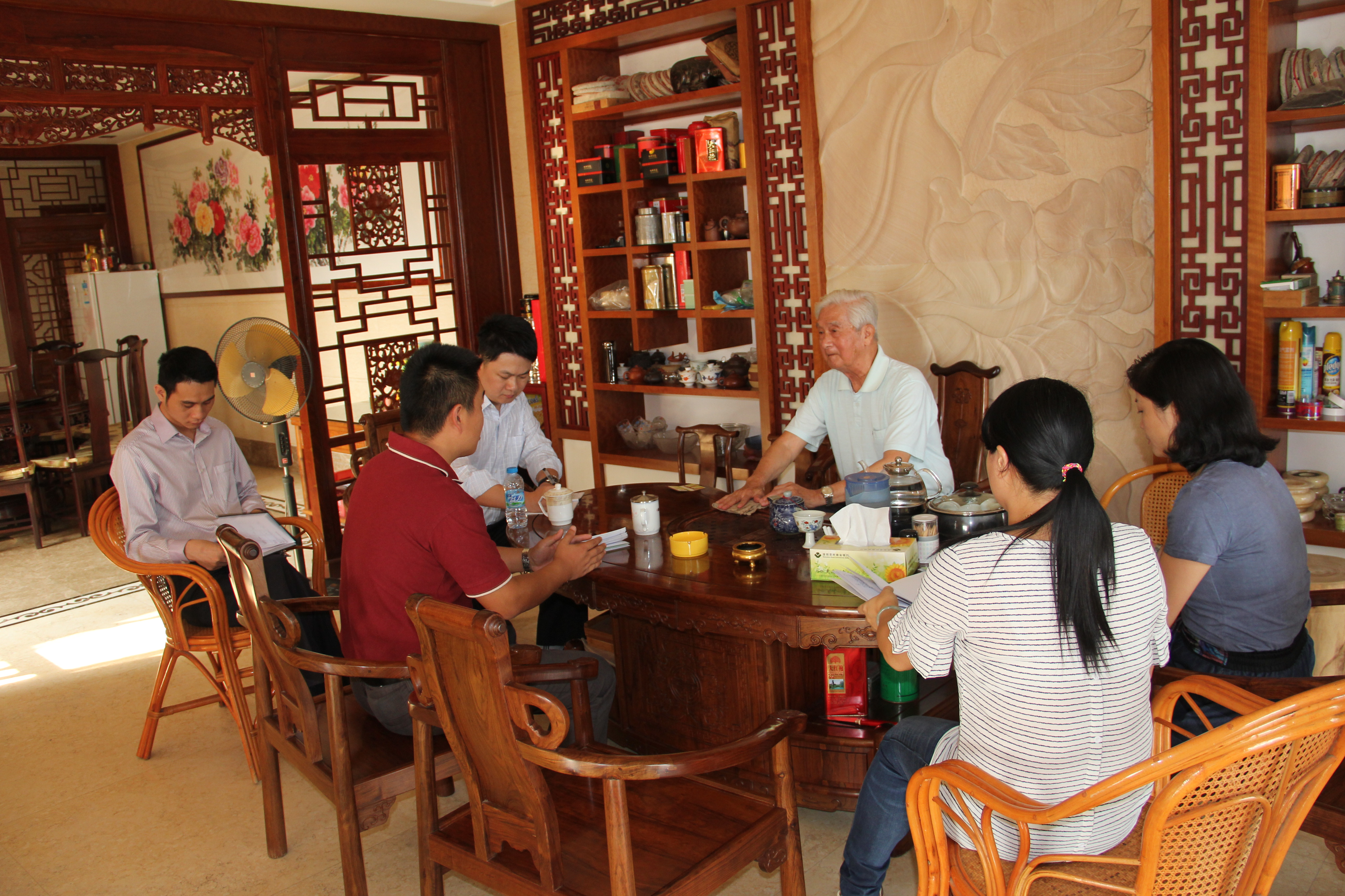 10月20日街道征收事务办副主任李健阳同志带领驻点团队成员走访慰问社区退休老教师