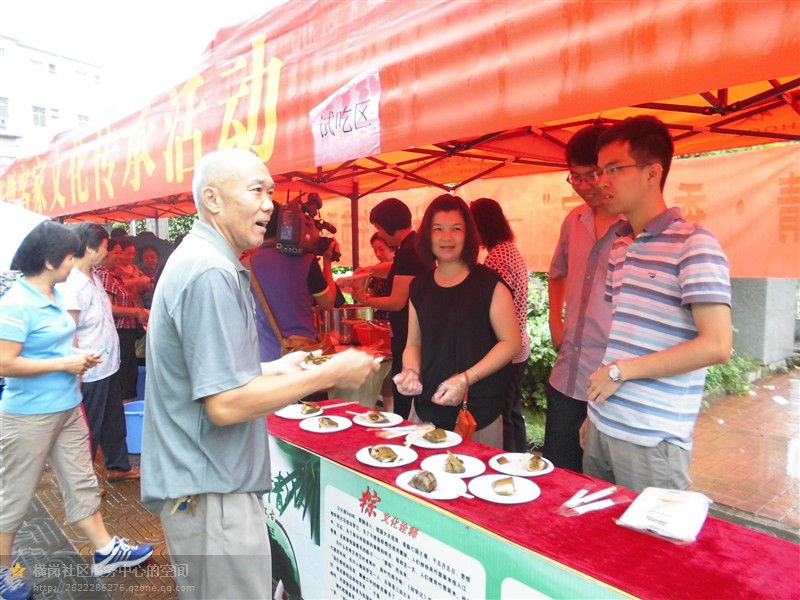 2014年党员志愿者包粽子活动