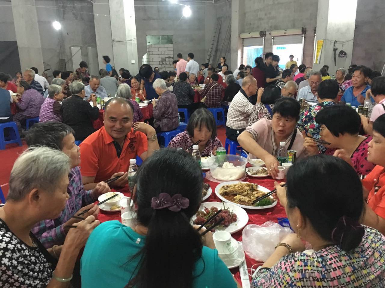 尊老、敬老是中华民族的传统美德，公司在农历九月九日重阳节邀请老人就餐同庆