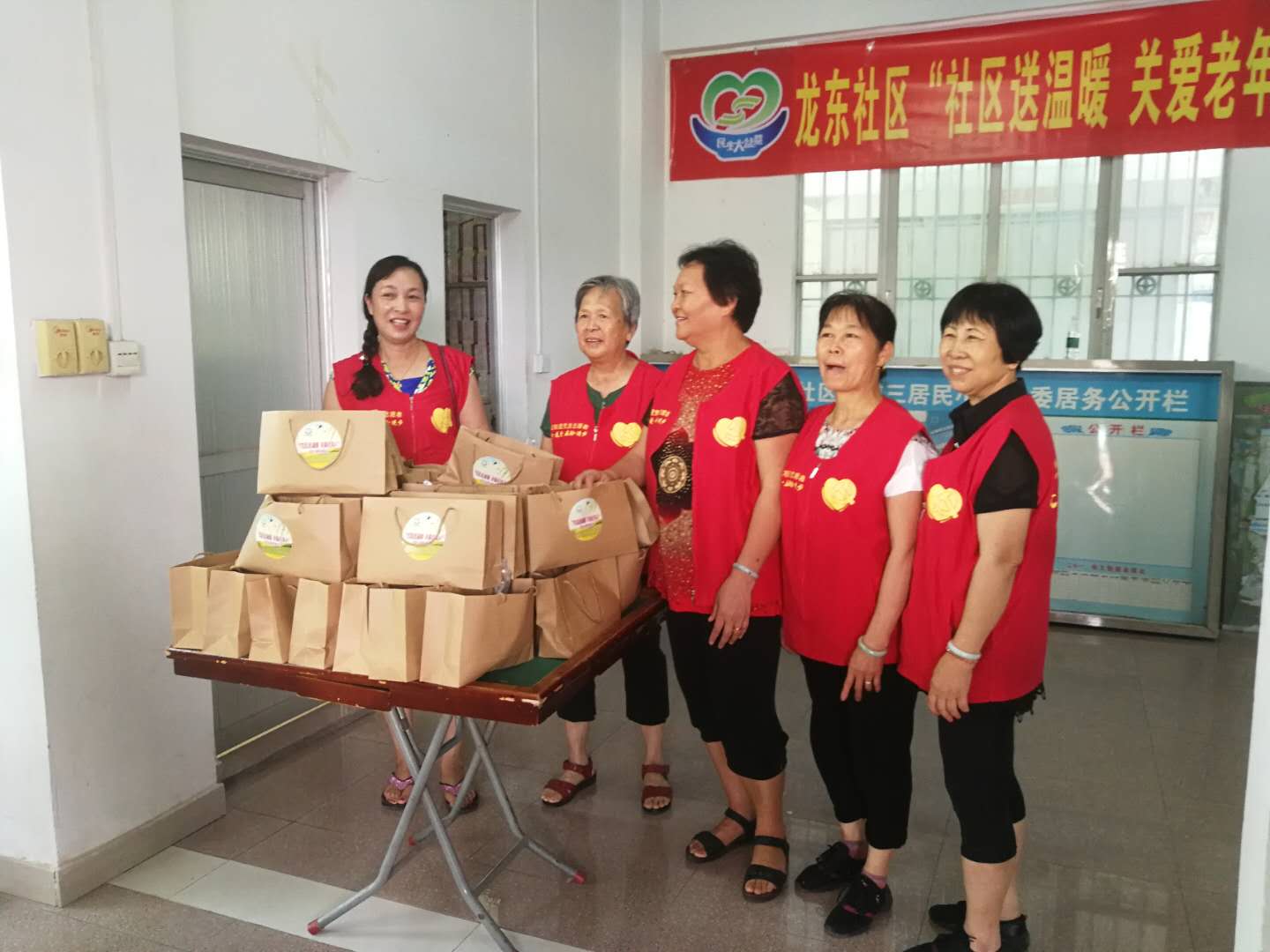 龙东社区“关爱老年人”端午送粽子活动