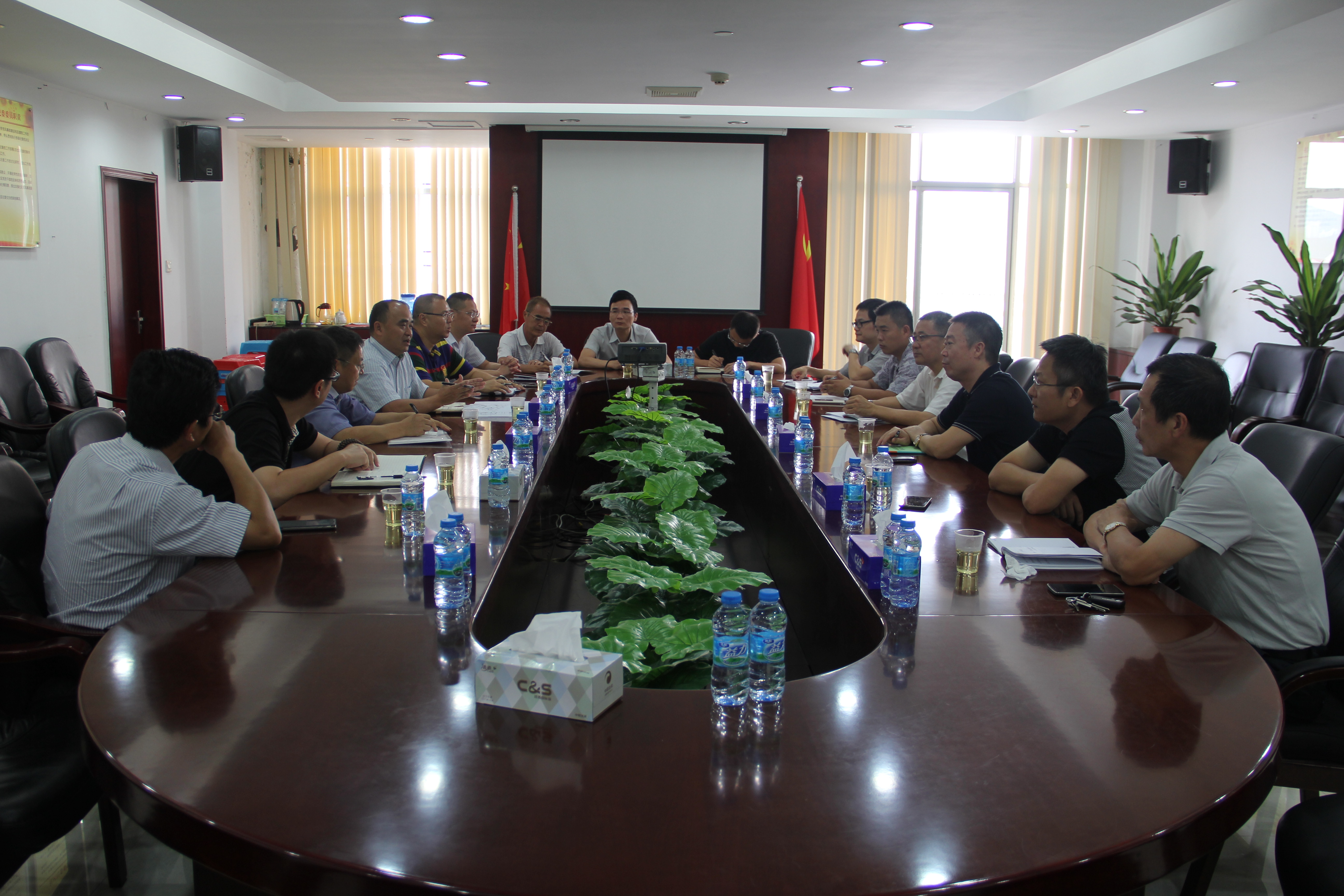 2015年8月4日，街道党工委书记石峰同志带领驻点团队成员在社区十五楼会议室召开专题研讨会。
