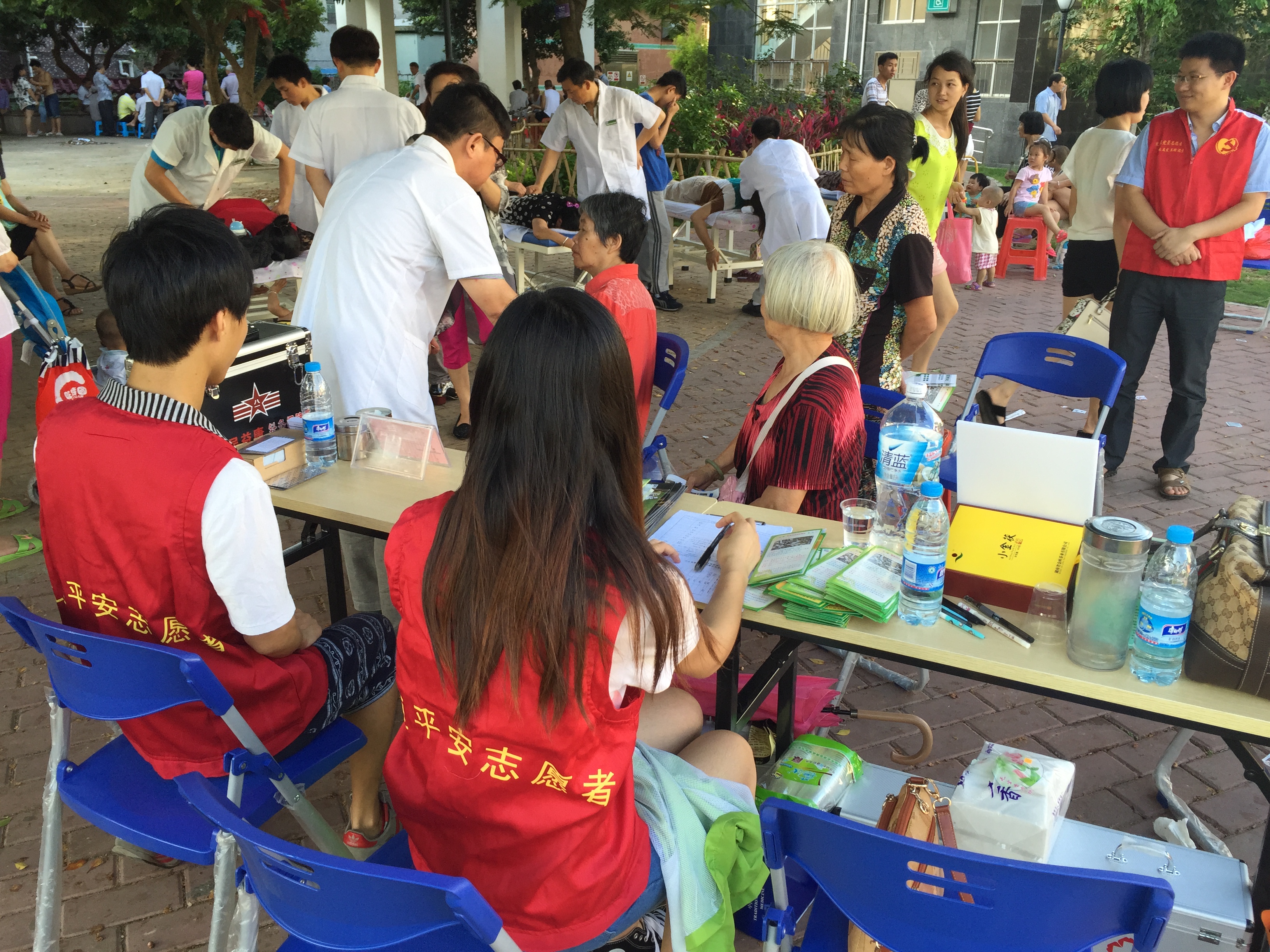 2015年6月党员志愿联合医疗机构给居民送健康活动