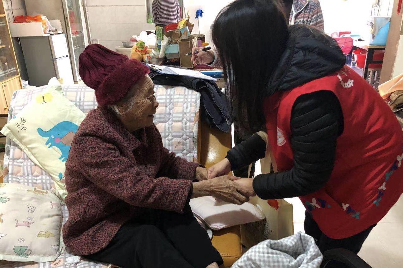 新木社区：“寒潮来袭，入户送温暖”走访慰问高龄老人活动