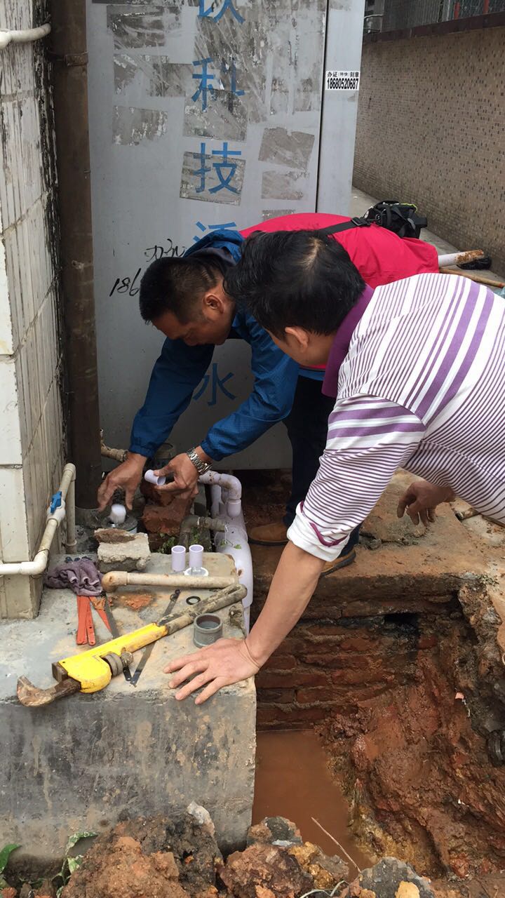 2017年4月14日，物业公司工作人员上门为居民群众修理用水管道