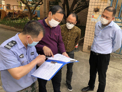 副董事长刘卓东带领董事会成员和工作人员到辖区工厂企业检查开展疫情防控工作情况