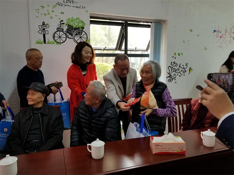 宝龙街道商会2019年新春慰问南约社区老人活动