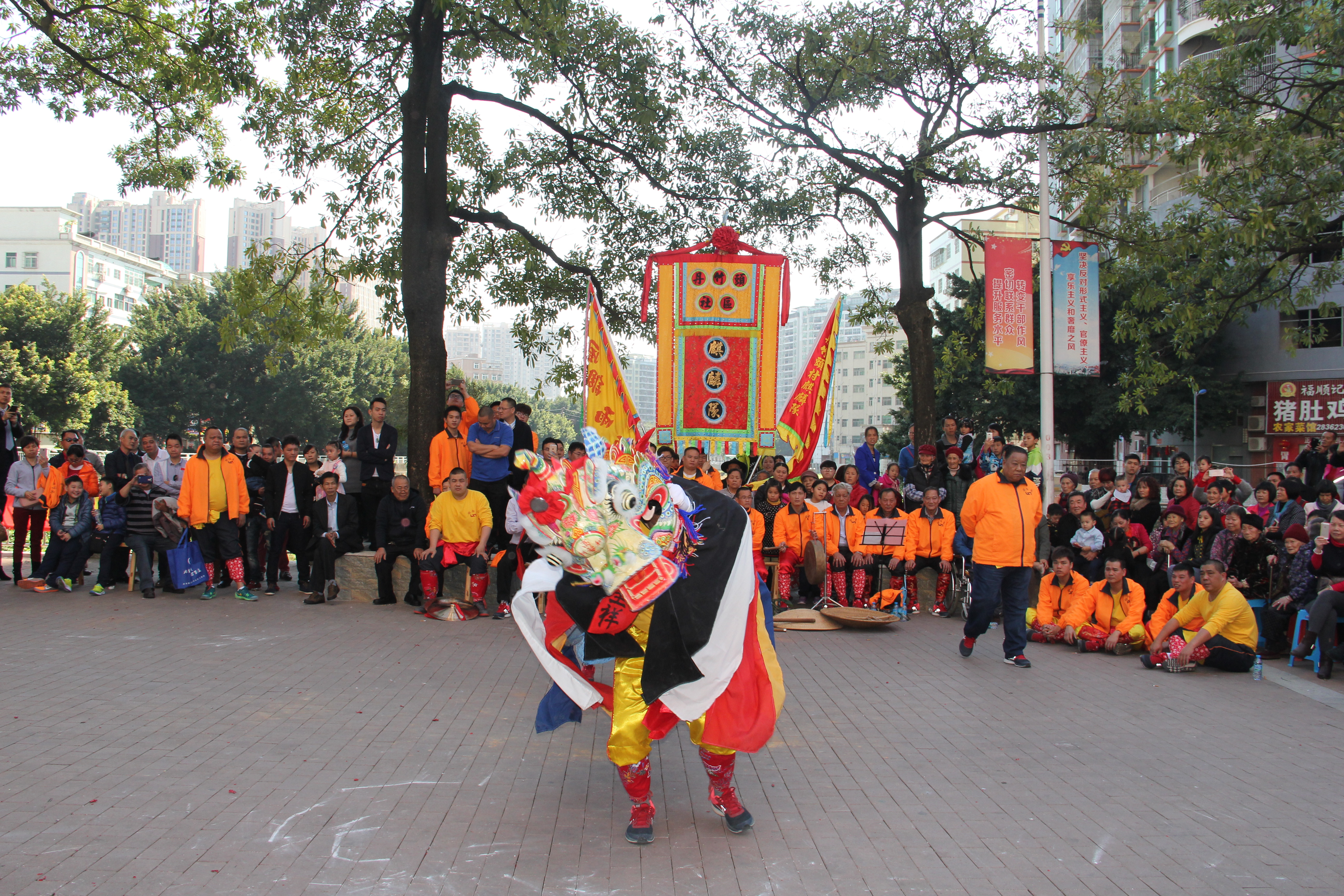 2016年2月8日、社区麒麟队在老围合正广场进行麒麟贺岁表演