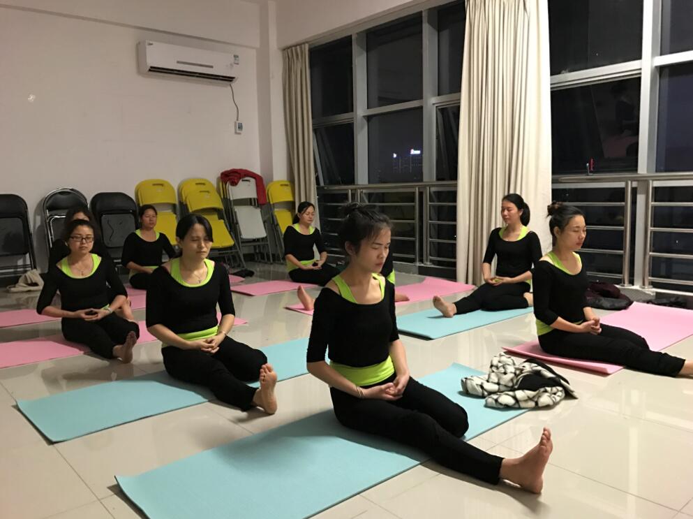社区举办瑜珈班