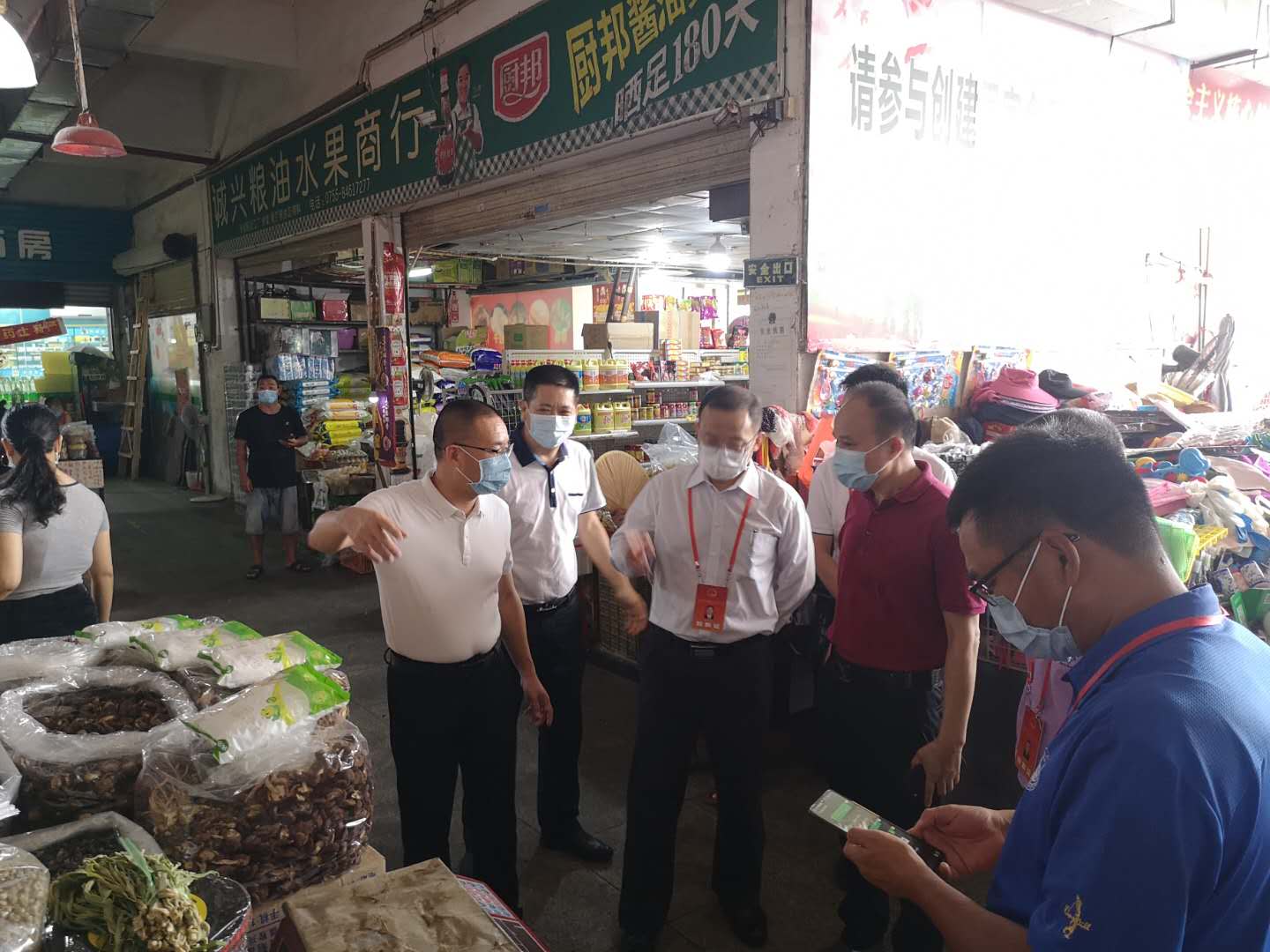 区人大常委会副主任杨钦星查看龙西市场内升级改造情况。
