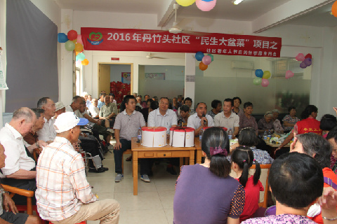 2016年8月30日清查办郭主任、征收事物中心李副主任、社区“两委”班子成员及党员志愿者在老年活动中心为社区老人举行季度生日会。