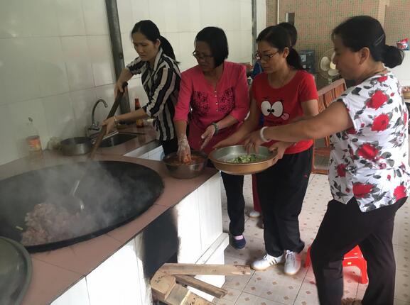 居民当“大厨”下李朗社区举办客家传统美食制作活动