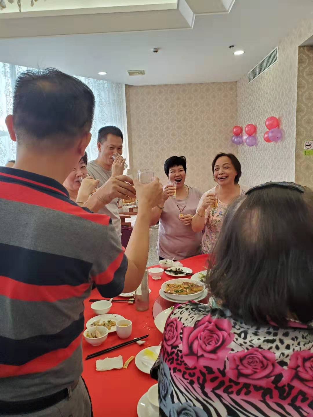 老人节组织退休村民聚餐