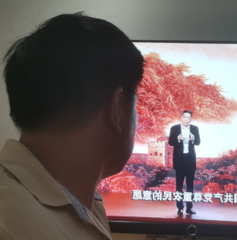 2021年10月31日平湖股份合作公司党支部全体党员观看《党课开讲啦》第3期《党的伟大成就》