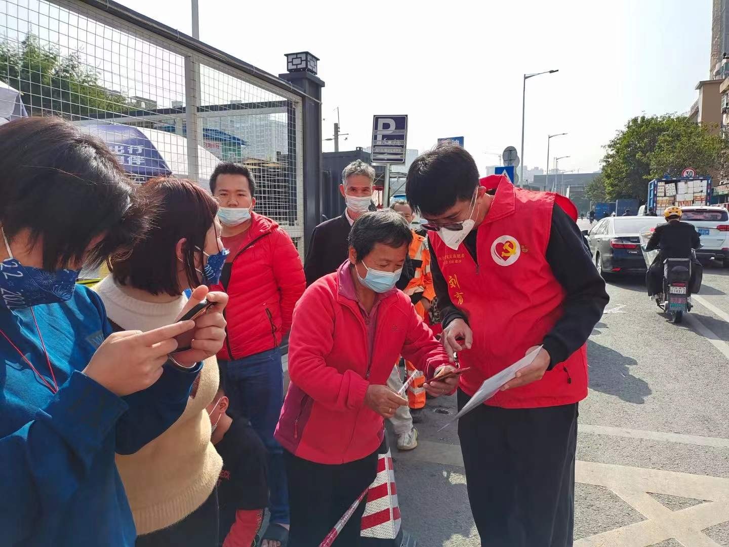 党员志愿者刘育新参与核酸检测志原服务