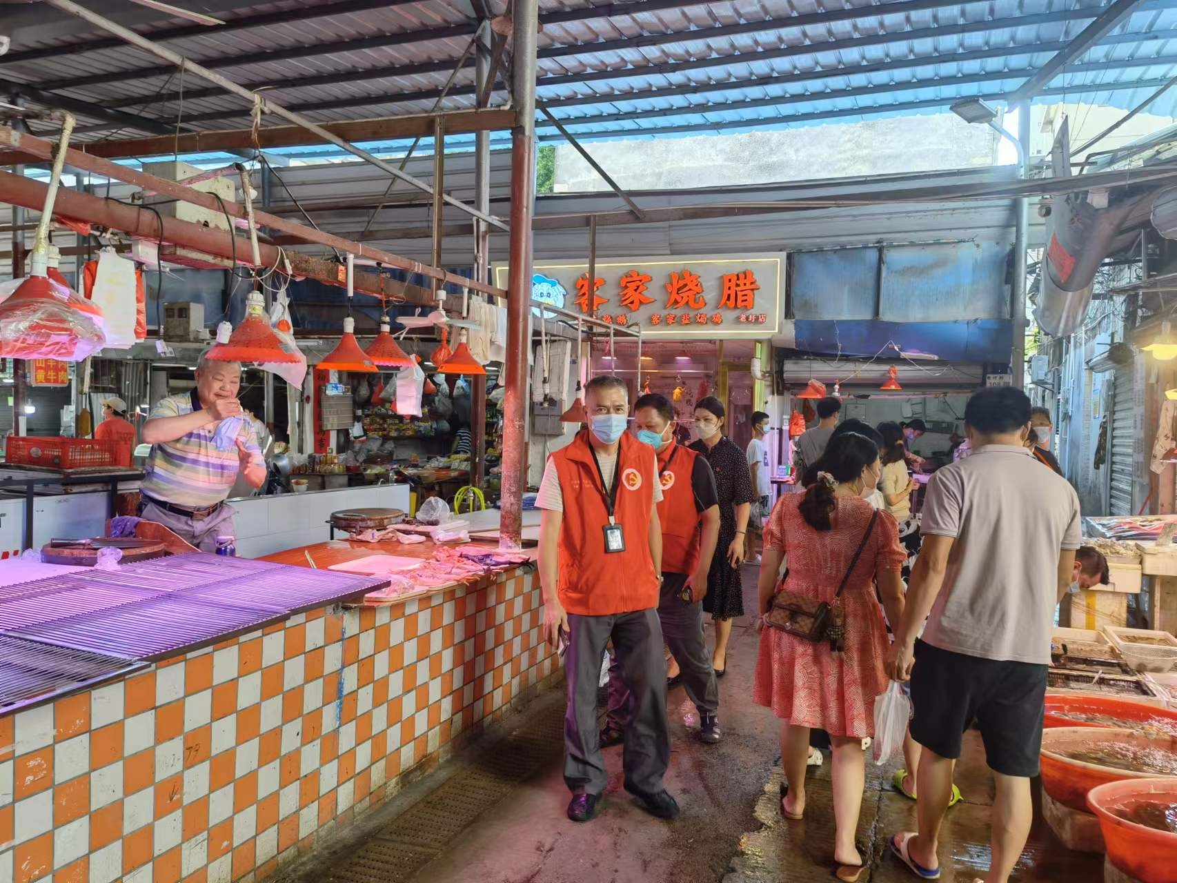 9月3日党员干部在老圩市场宣传抗疫